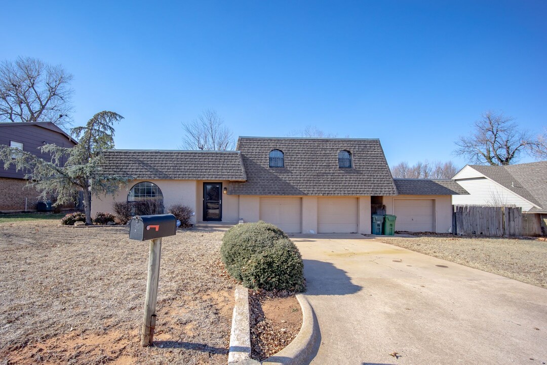 909 John F Kroutil Dr in Yukon, OK - Building Photo