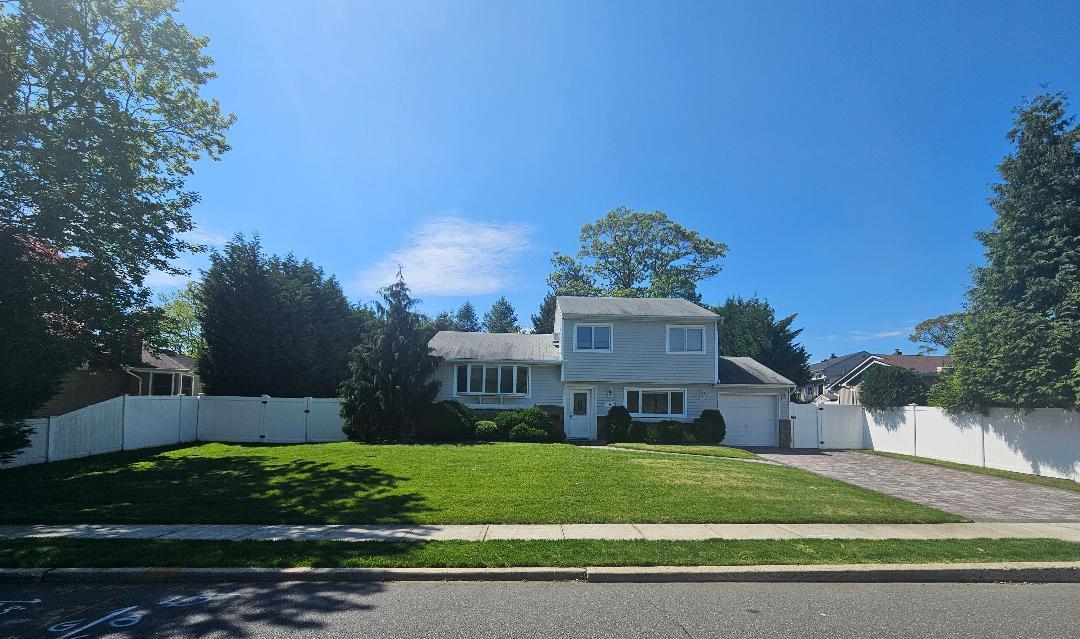 26 Dahill Rd in Old Bethpage, NY - Building Photo