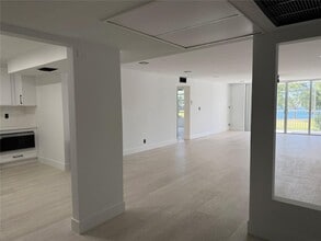 3010 N Course Dr, Unit 207 in Pompano Beach, FL - Foto de edificio - Building Photo