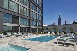 1045 W Van Buren St in Chicago, IL - Foto de edificio - Building Photo