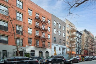 272 E 10th St in New York, NY - Building Photo