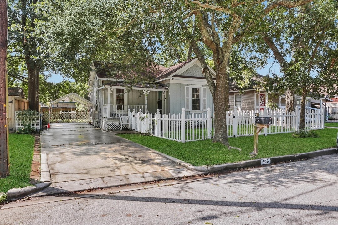 606 Granberry St in Humble, TX - Foto de edificio