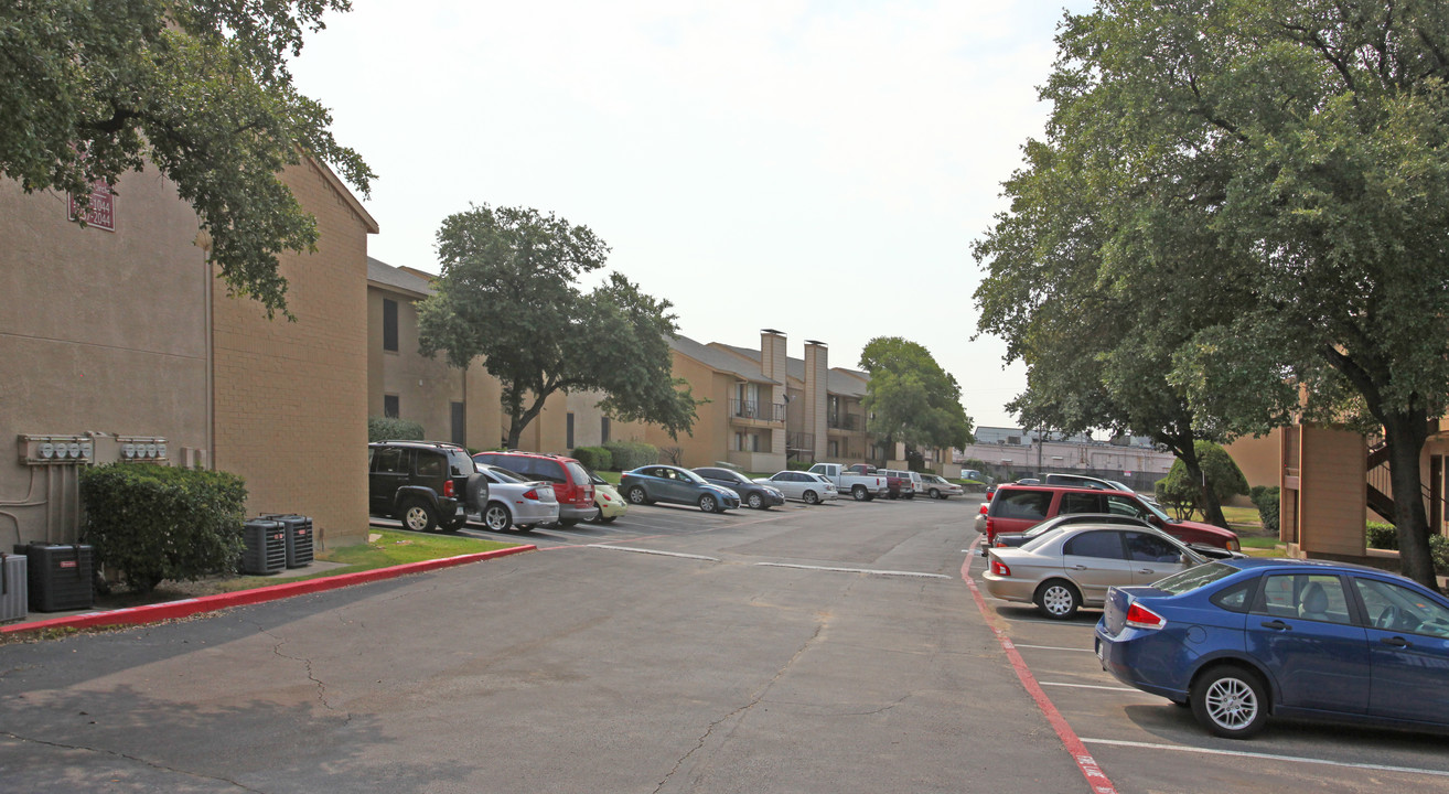 Oak Village Apartments in Fort Worth, TX - Foto de edificio