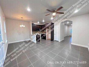 102 Robbins St in Cleburne, TX - Building Photo - Building Photo