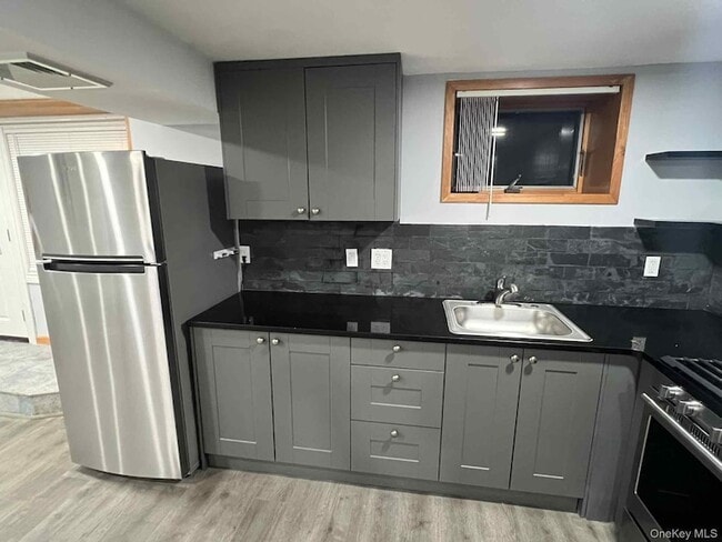 property at 27 Blydenburgh Rd