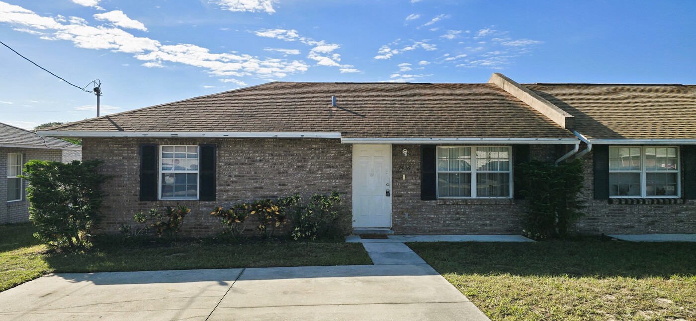 1436 Thousand Roses Dr N in Lake Wales, FL - Foto de edificio