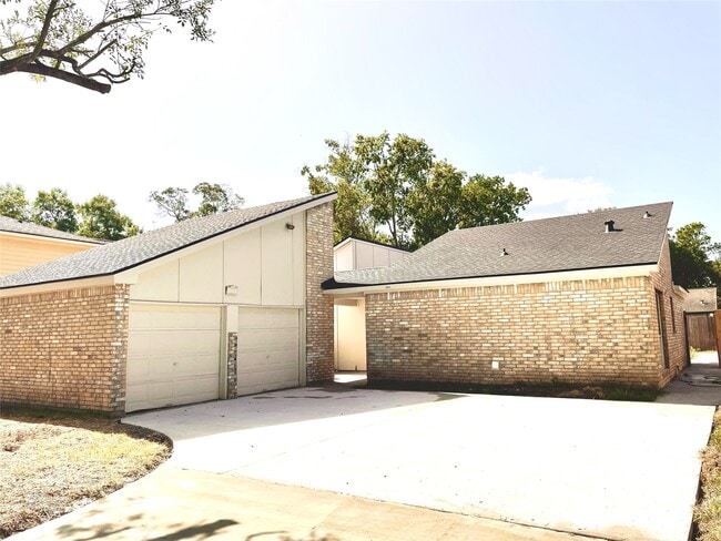 2023 Mustang Springs Dr in Missouri City, TX - Building Photo - Building Photo