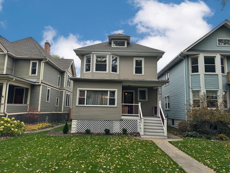 1822 W Greenleaf Ave in Chicago, IL - Building Photo