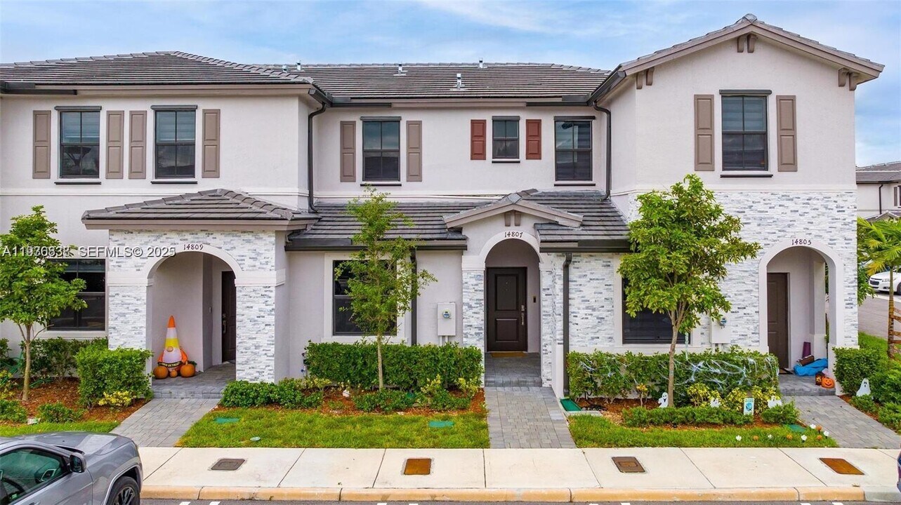 14807 SW 183rd Terrace in Quail Heights, FL - Building Photo