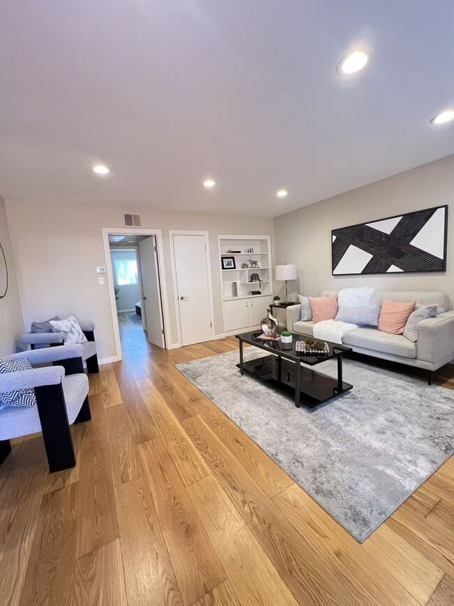 property at 3001 Los Prados St