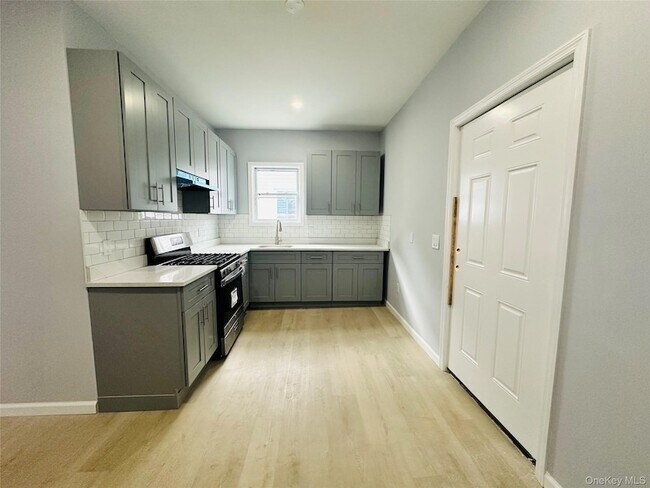 8 Morgan Ave, Unit 3 in Poughkeepsie, NY - Building Photo - Building Photo