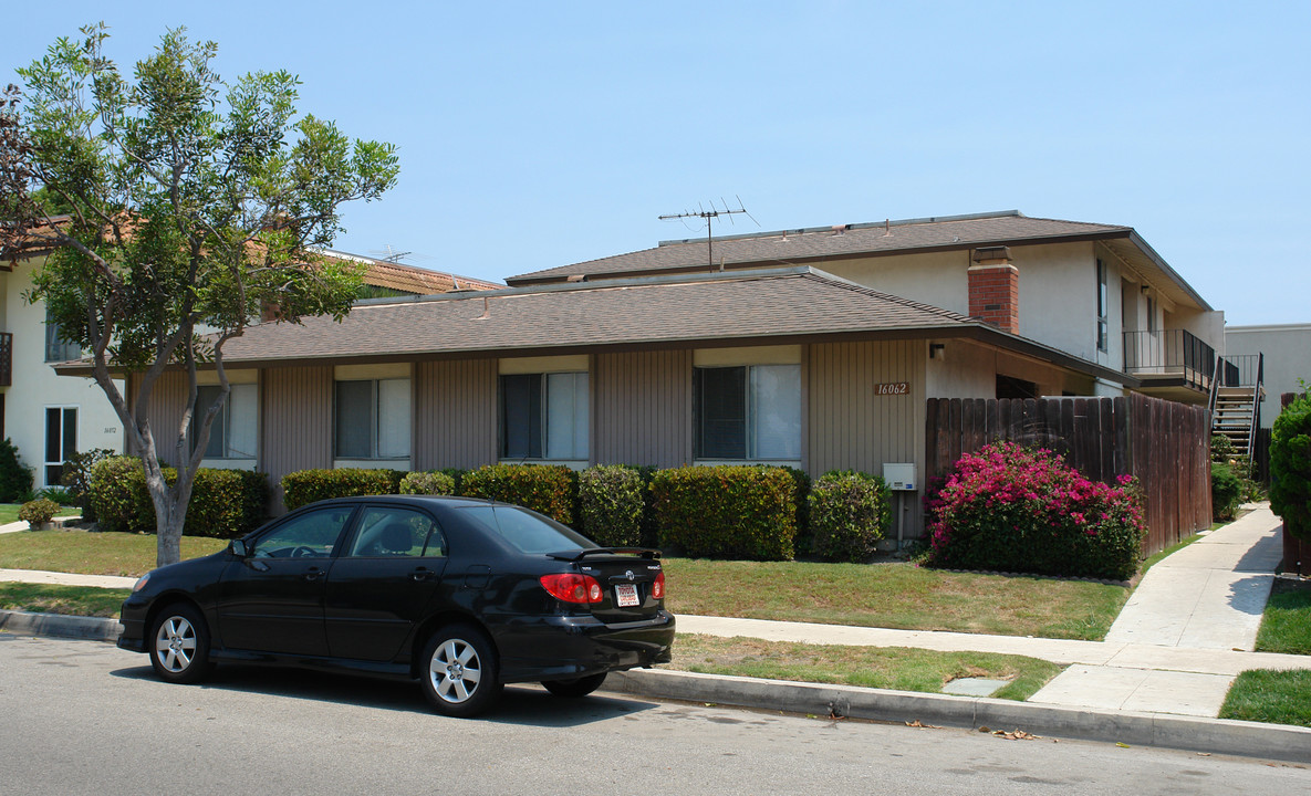 16062 Waikiki Ln in Huntington Beach, CA - Building Photo