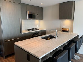125 14th St E in North Vancouver, BC - Building Photo - Building Photo