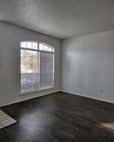 513 Pineview Ln in Fort Worth, TX - Building Photo
