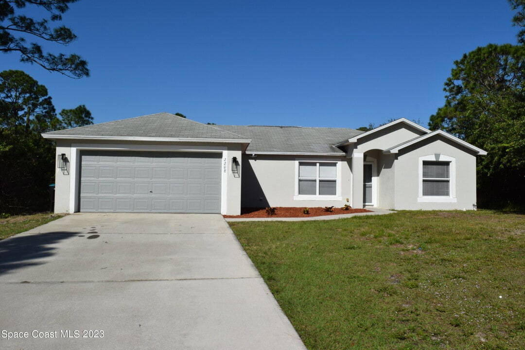 2208 Ravel Rd SE in Palm Bay, FL - Building Photo