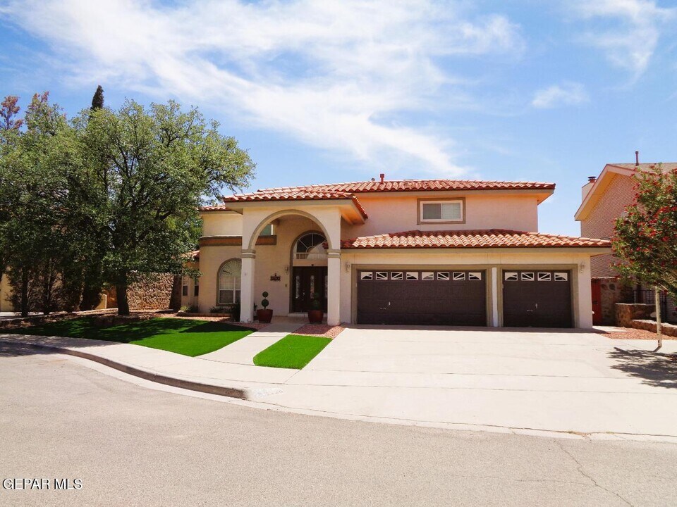 2120 Greenlee Dr in El Paso, TX - Building Photo