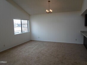 5122 Longfellow Way in Oxnard, CA - Building Photo - Building Photo