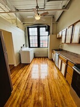 595 Mineral Spring Ave, Unit 4 in Pawtucket, RI - Foto de edificio - Building Photo