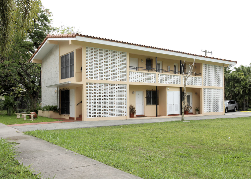 36 Santillane Ave in Coral Gables, FL - Foto de edificio