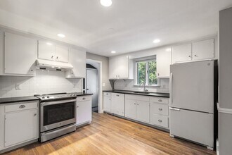 216 Claybrook Rd in Dover, MA - Building Photo - Building Photo