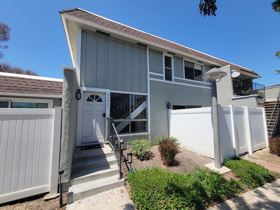 23065 Vía Pimiento in Mission Viejo, CA - Building Photo