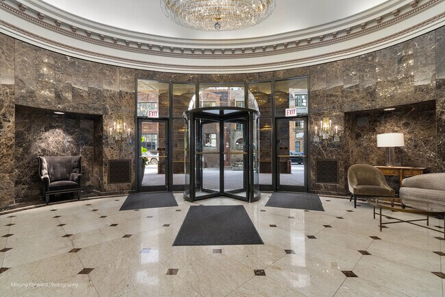 10 E Ontario St in Chicago, IL - Foto de edificio - Building Photo