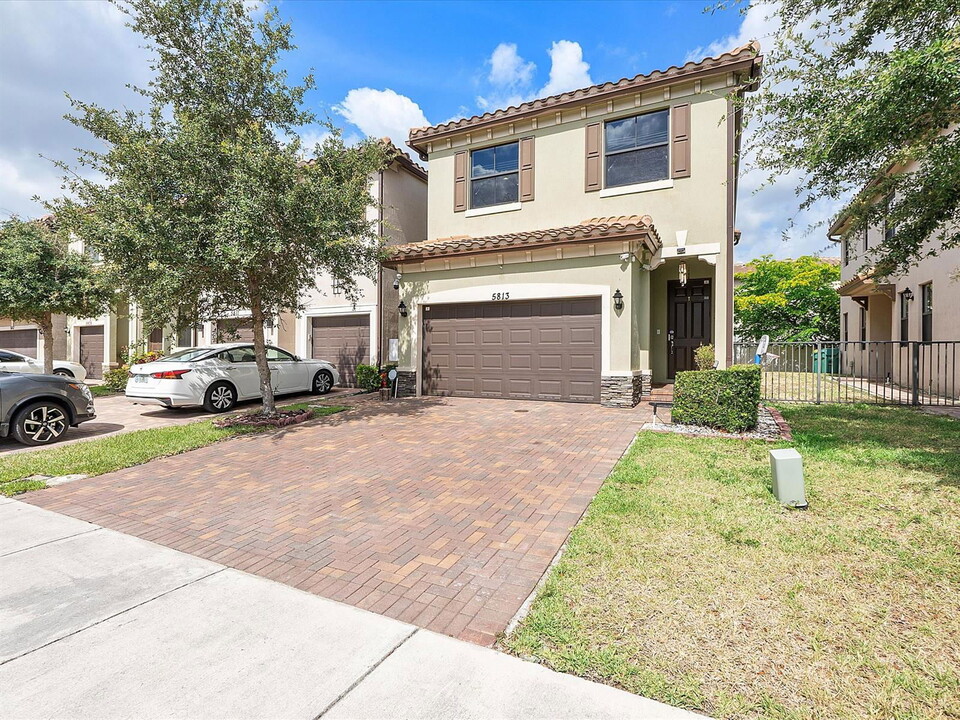 5813 NW 46th Ln in Tamarac, FL - Building Photo