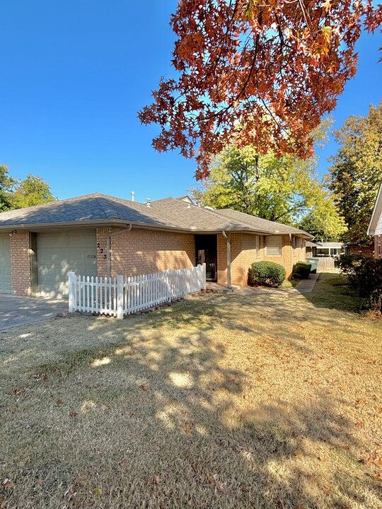 225 E Lincoln Ave in Edmond, OK - Building Photo