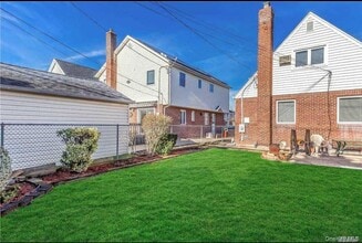 211 Brown St in Mineola, NY - Building Photo - Building Photo
