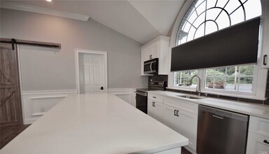 190 Terry Rd-Unit -B in Smithtown, NY - Foto de edificio - Building Photo