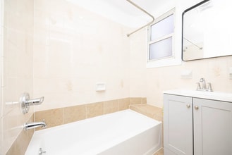 667 Glenmore Ave, Unit A in Brooklyn, NY - Building Photo - Building Photo