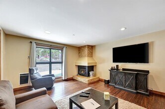 865 Majestic Pines Dr in Mammoth Lakes, CA - Foto de edificio - Building Photo