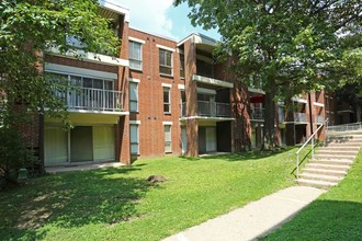 Greenbriar Club Apartments in Philadelphia, PA - Building Photo - Building Photo