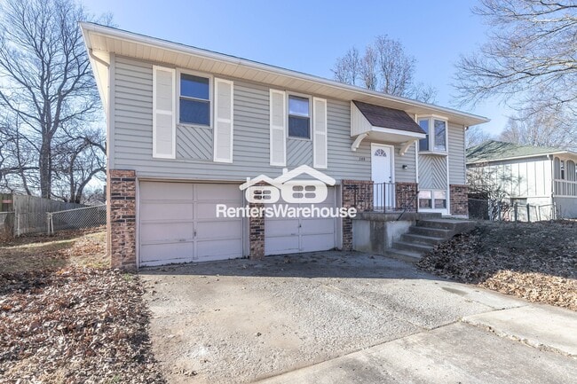 203 Village Ln in Buckner, MO - Building Photo - Building Photo