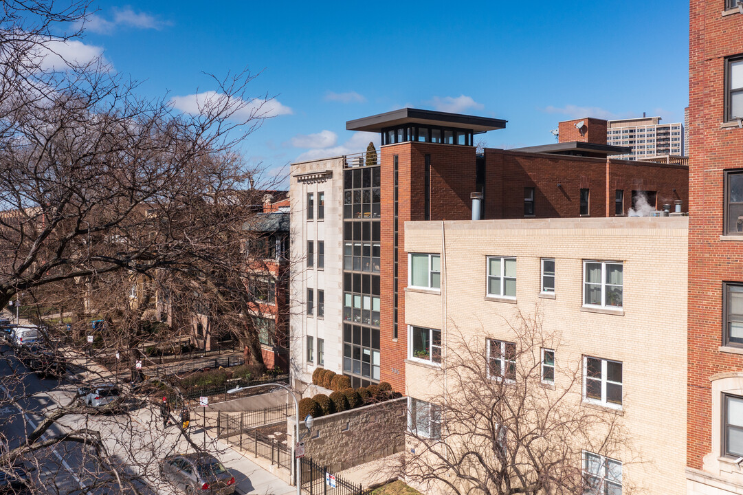 506 W Roscoe St in Chicago, IL - Foto de edificio