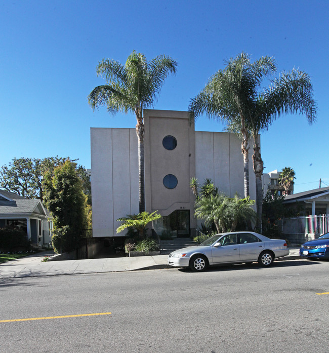 1833 N Edgemont St in Los Angeles, CA - Foto de edificio - Building Photo