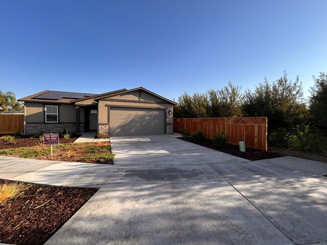 3926 W Delaware Ave in Visalia, CA - Building Photo - Building Photo