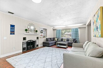 1929 NW 7th Ln in Gainesville, FL - Building Photo - Building Photo