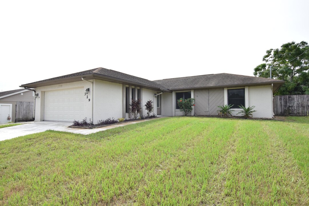 329 Fisher Dr in Deltona, FL - Building Photo