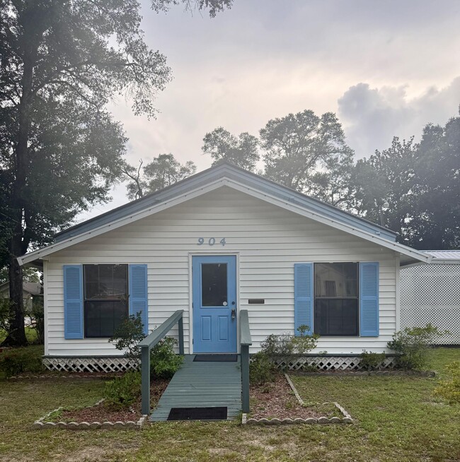 property at 904 Mapoles St