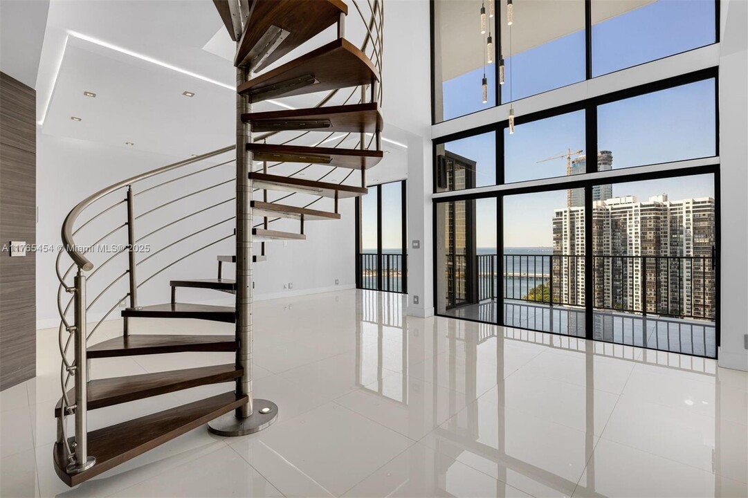 1925 Brickell Ave in Miami, FL - Building Photo