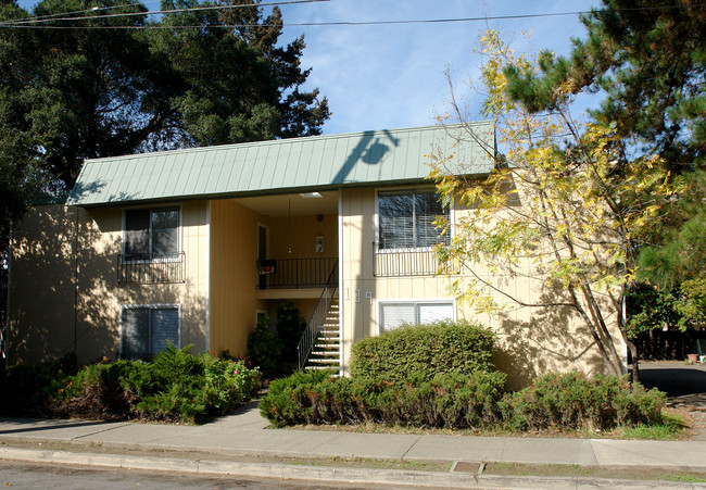 139 Lincoln St in Santa Rosa, CA - Foto de edificio - Building Photo