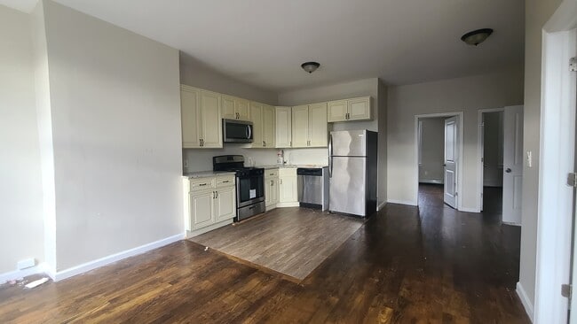 166 Armstrong Ave, Unit 2 in Jersey City, NJ - Foto de edificio - Building Photo