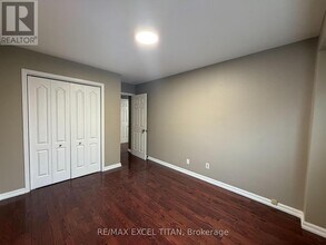 251 Shawnee Cir in Toronto, ON - Building Photo - Building Photo