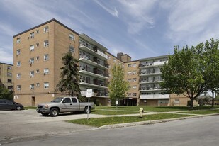 8 Kingsbridge Ct in Toronto, ON - Building Photo