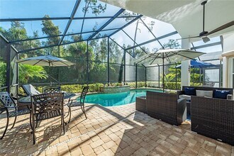 2438 Butterfly Palm Dr in Naples, FL - Foto de edificio - Building Photo