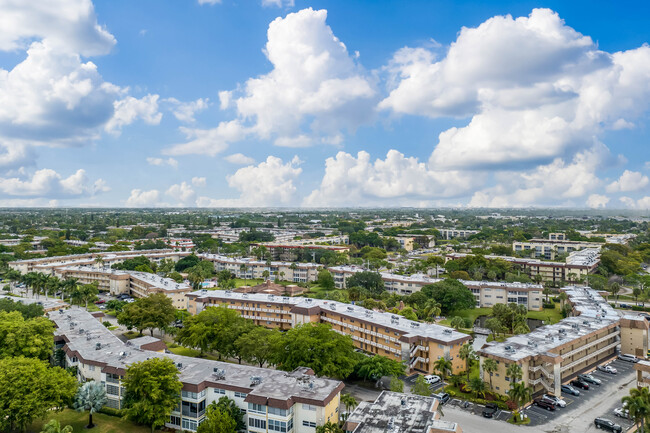 Camellia Gardens Condominium in Lauderdale Lakes, FL - Building Photo - Building Photo