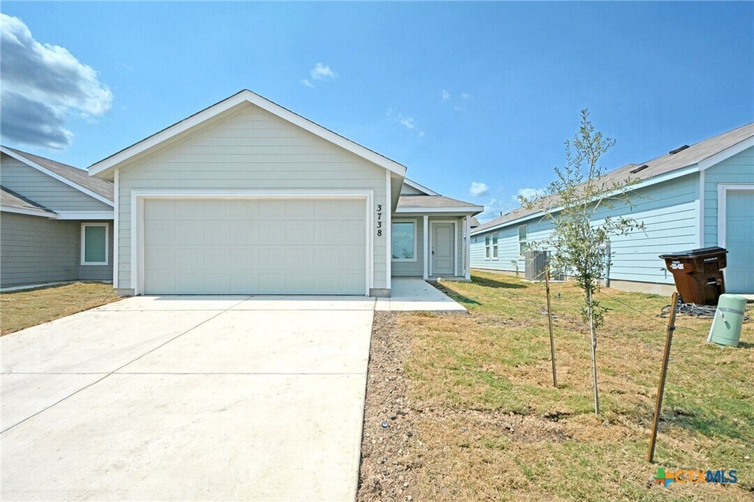 3738 Swift Fox Rd in New Braunfels, TX - Foto de edificio