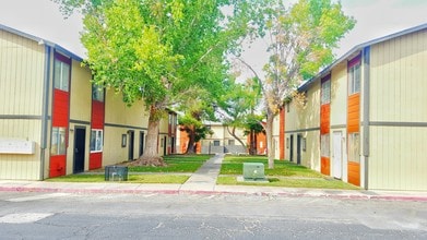 Oakridge Apartments in Henderson, NV - Building Photo - Building Photo