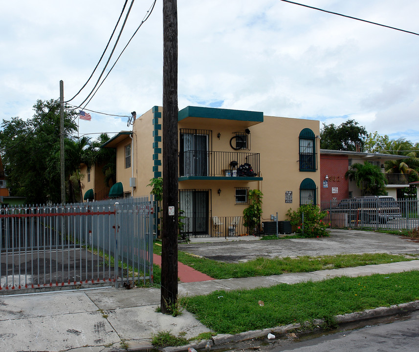 944 NW 6th St in Miami, FL - Building Photo